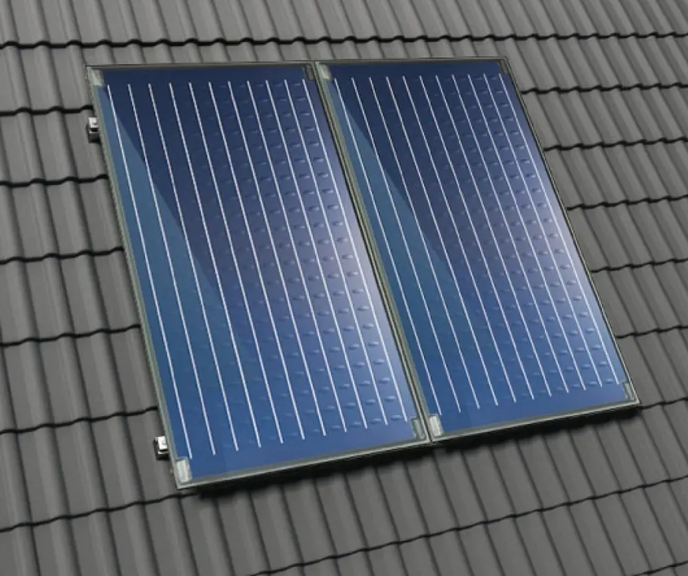 Zwei Solarplatten auf einem dunklen Dach. Die Platten weisen eine strukturierte Oberfläche auf. Das Produkt könnte von Bosch stammen.